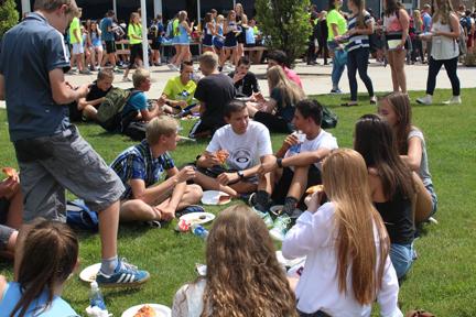 The class of 2020 takes a break during the orientation to grab some pizza.